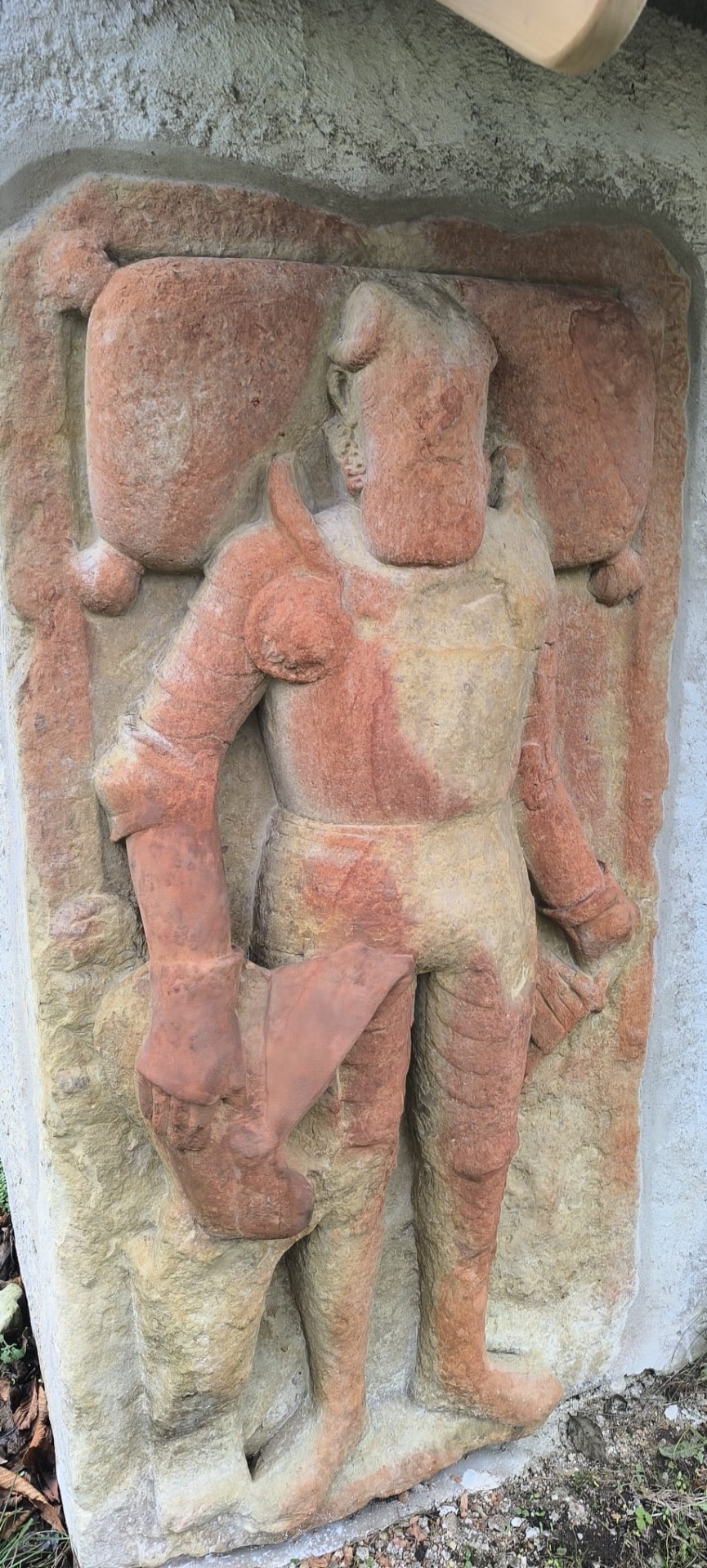 Náhrobník Hrzáně po zpevnění a domodelaci určitých částí brnění